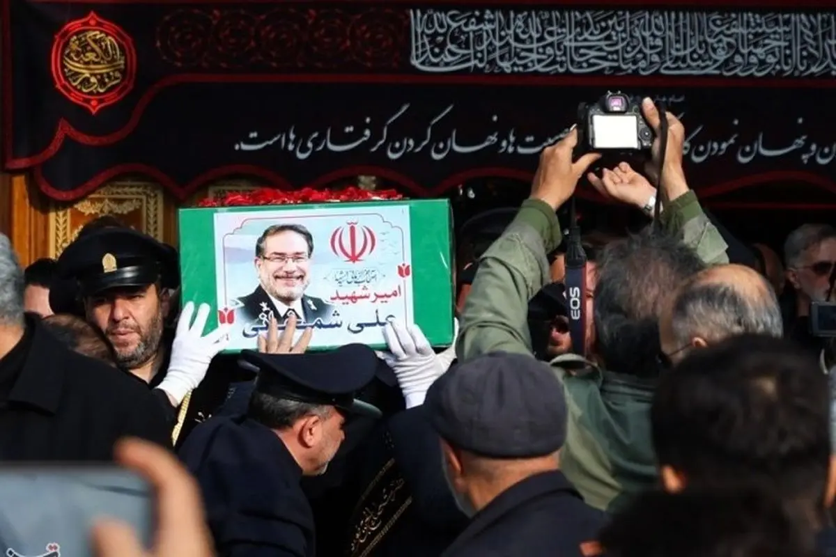 جزئیات تشییع پیکر دبیر شورای دفاع | پیکر شهید شمخانی بدون سر دفن شد