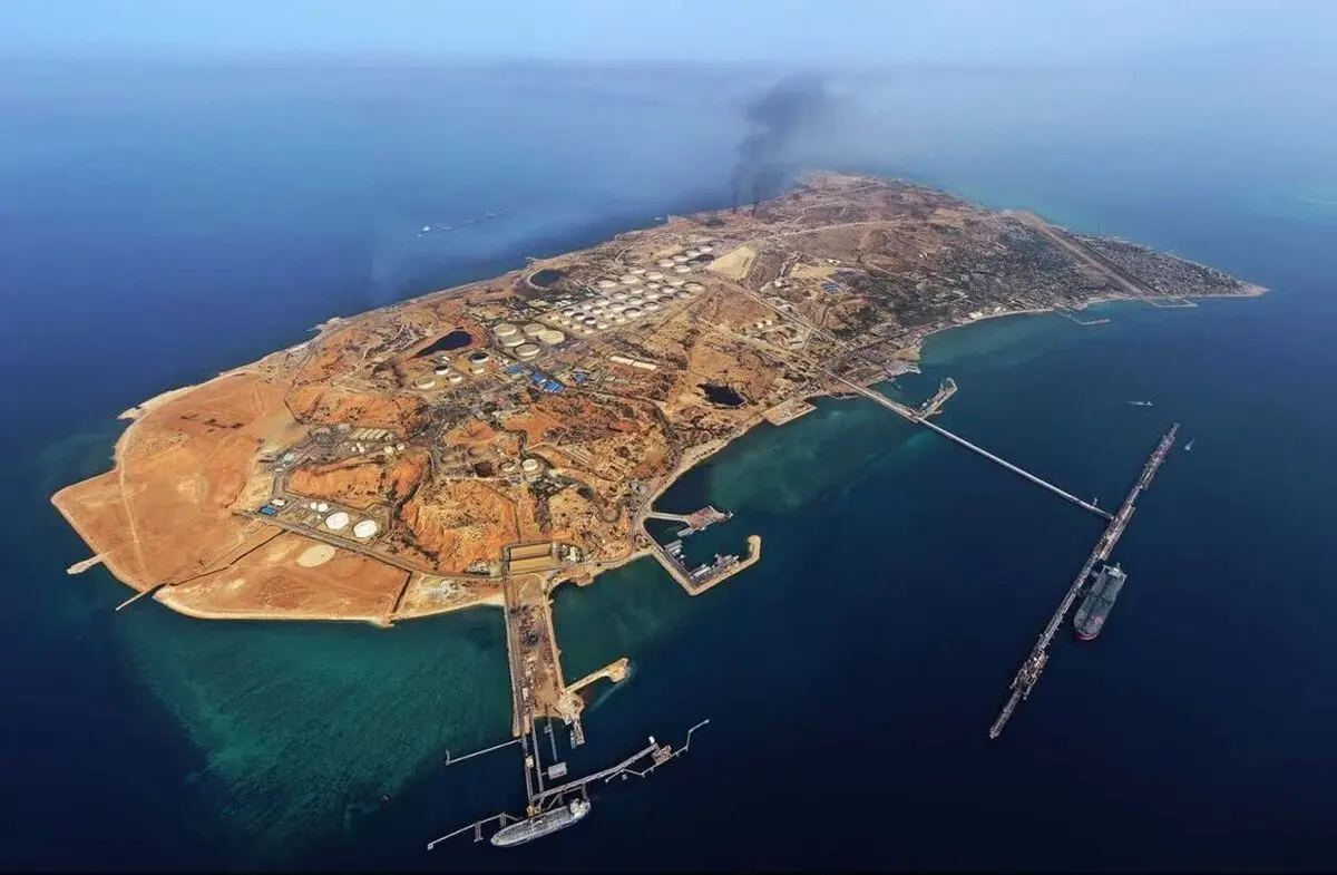 یک نفتکش در جزیره خارگ مورد اصابت موشک آمریکایی قرار گرفت