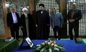  فاتحه خوانی محمود احمدی‌ نژاد بر سر مزار مرحوم هاشمی رفسنجانی/ ویدئو