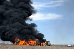 آتش گرفتن تریلی حامل کپسول گاز در محور شاهرود- سبزوار/ ویدئو