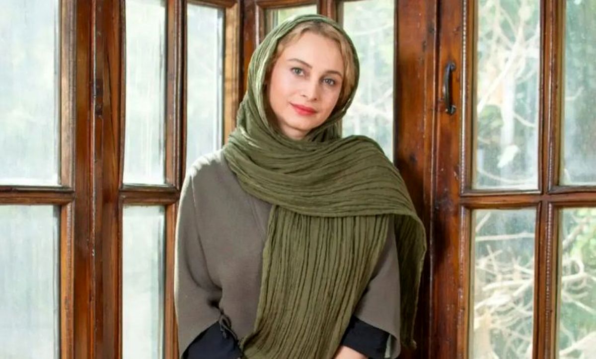 عکسی متفاوت از ژست مریم کاویانی با گل‌های بهاری 