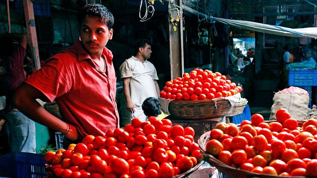 سرقت از انبارها و مزارع؛ گوجه فرنگی در هند از بنزین گران‌تر شد