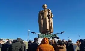باد مجسمه رئیسی را در اردبیل زمین زد/ عکس