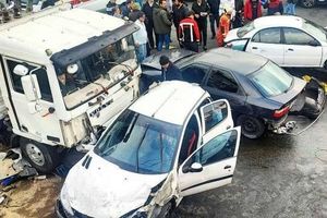 برخورد شدید کامیونت با ۱۲ خودرو در تهرانپارس/ ویدئو 