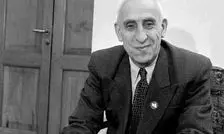 سفر در زمان؛ تصویر بوسه مصدق بر دستان ثریا اسفندیاری همسر شاه