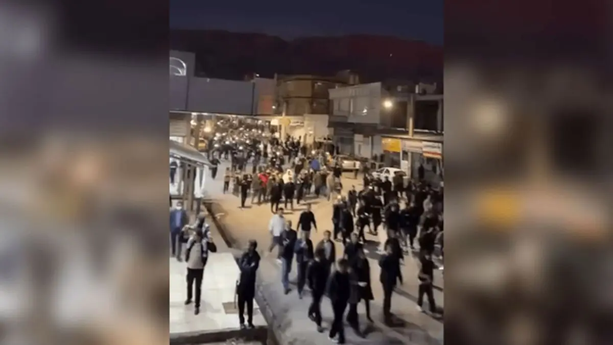 ویدئویی دیگر از حمله آشوبگران در آبدانان ایلام به فروشگاه افق کوروش و حیف و میل برنج