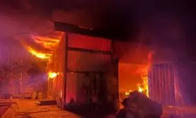  انبار چرم و کفش شهرک صنعتی کلات دچار حریق شد/ ویدئو