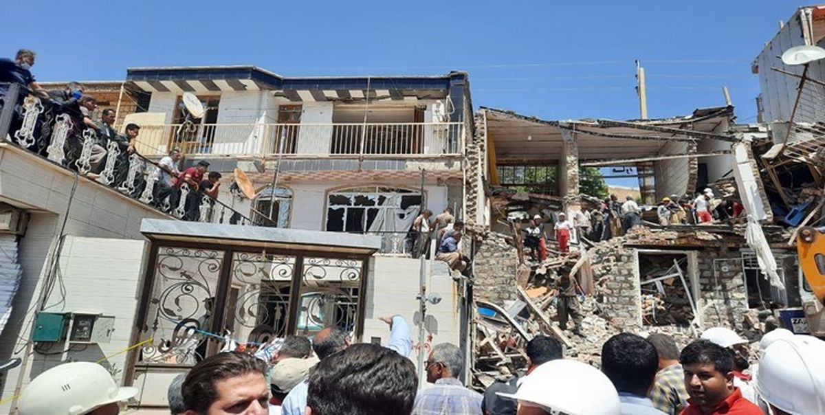 ریزش ساختمان 2 طبقه در اصفهان و محبوس شدن 2 نفر زیر آوار/ ویدئو