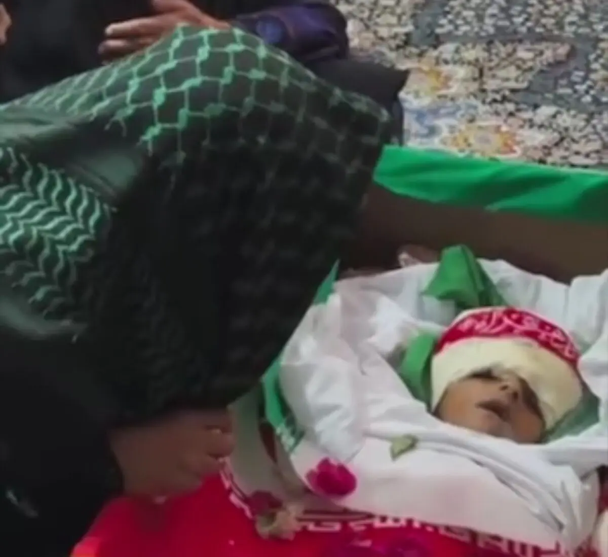 تصاویری سوزناک از وداع با شهید ۴ سالهٔ مراسم عروسی سیریک