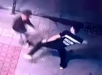 لحظه خنده دار از بازداشت یک موبایل قاپ/ ویدئو 