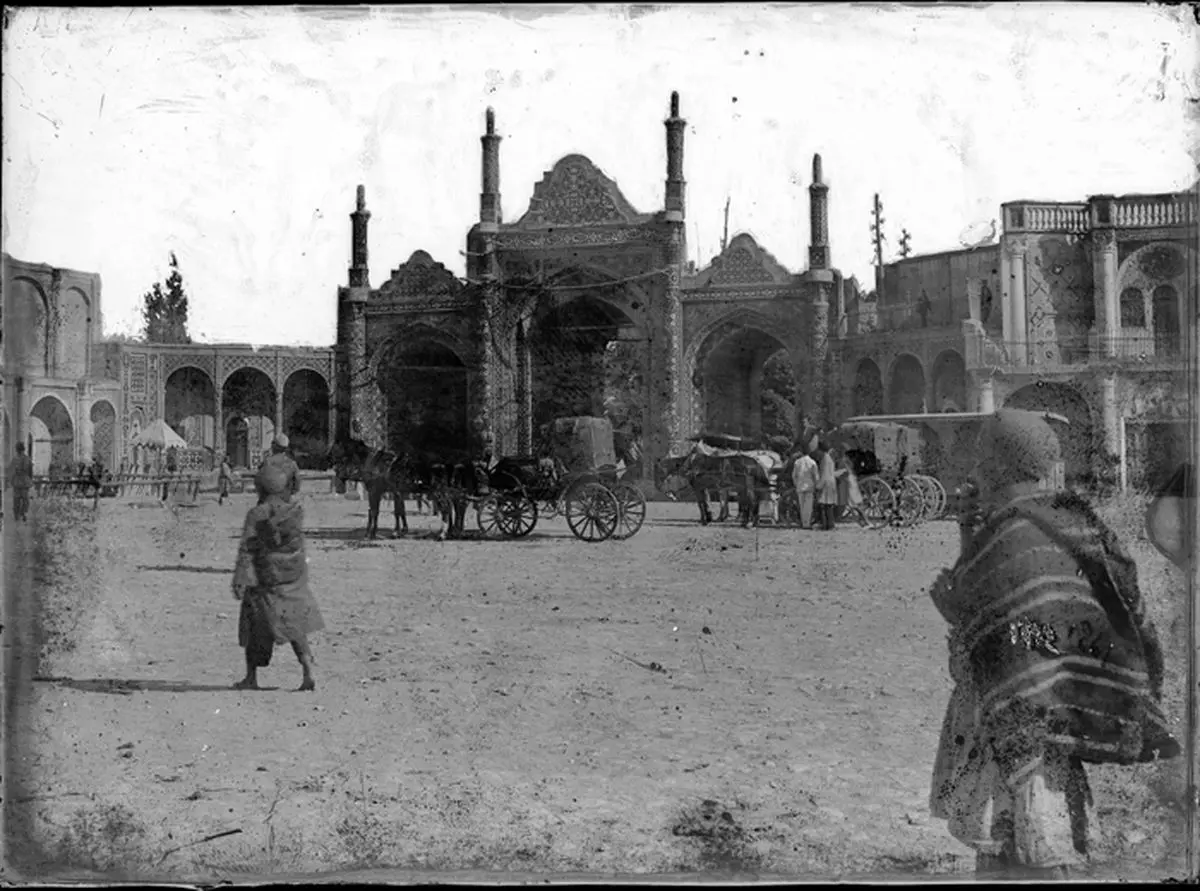 حمل «پیانو» در یکی از خیابان‌های تهران؛ دوران قاجار