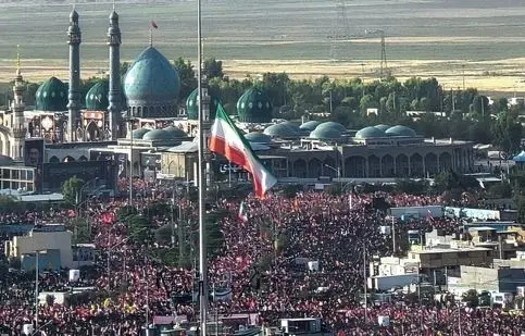 ویدئوهای خبرفوری از حمل پیکر رهبر شهید در کنار مردم قم

