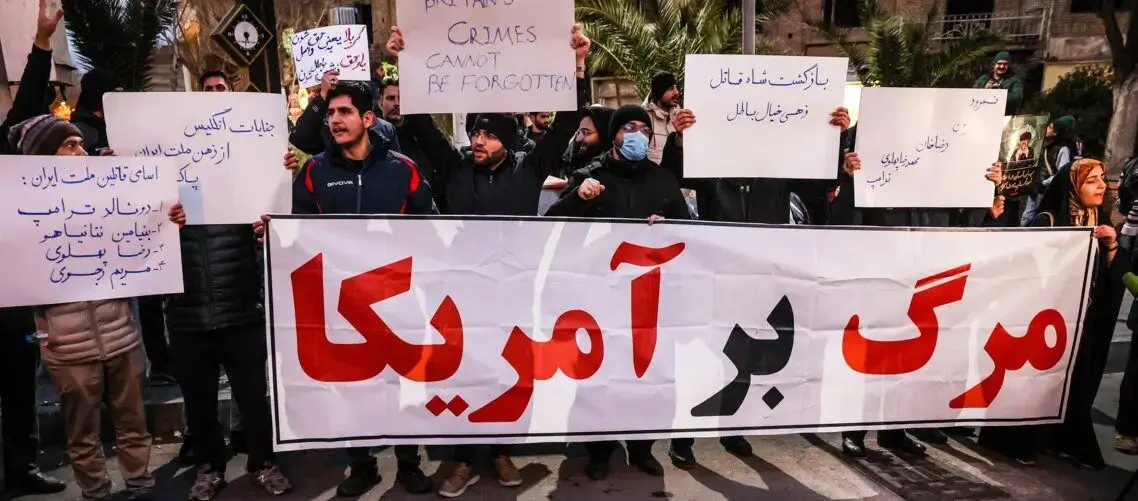 پلاکارد و شعارهای تجمع‌کنندگان مقابل سفارت انگلیس + عکس