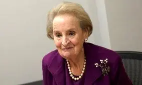  نوع انتخاب لباس و اکسسوری چه تاثیری برای کار دیپلمات‌ها دارد؟/ اولین وزیر زنی که سنجاق های لباسش بِرَند او شد

