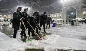 تصاویر جالب از برف‌روبی حرم امام رضا(ع)/ ویدئو