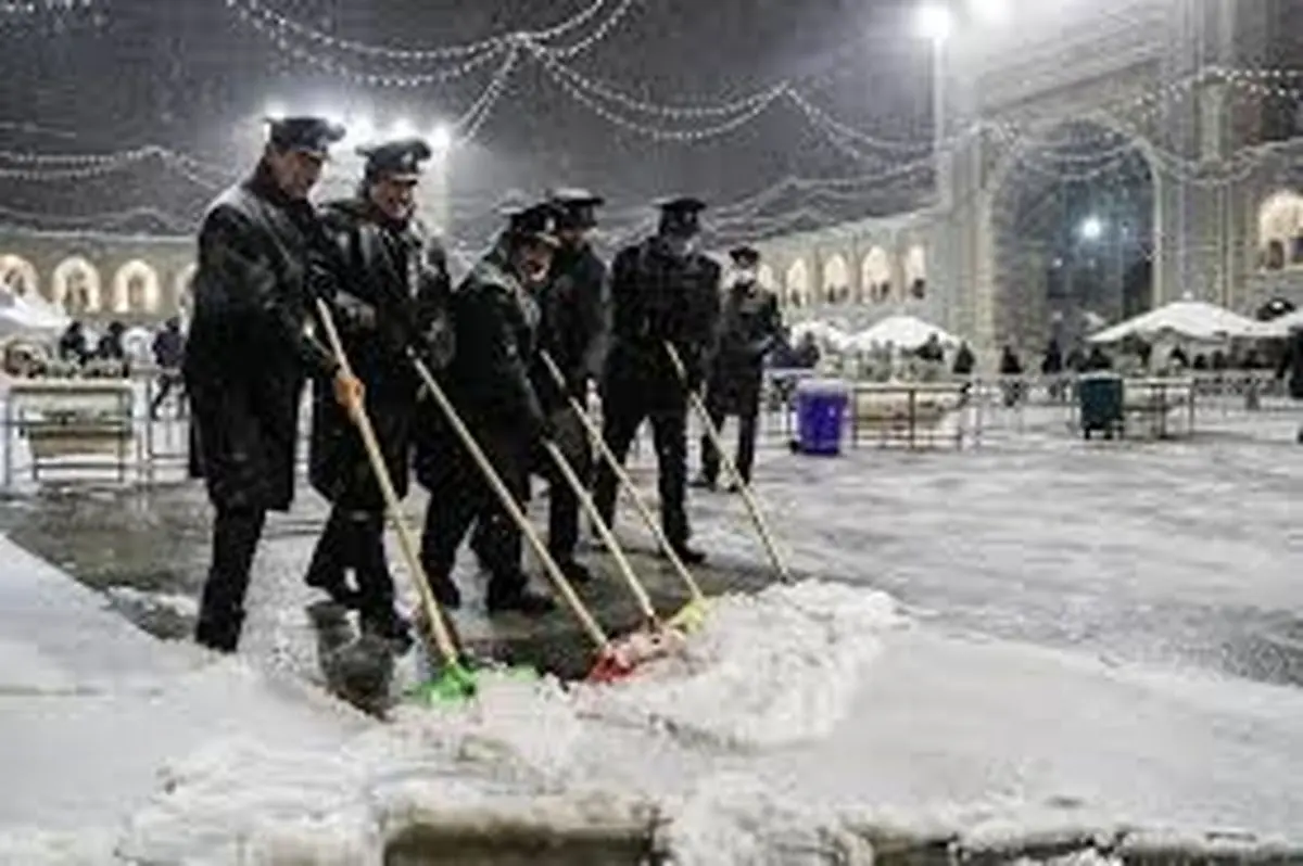 تصاویر جالب از برف‌روبی حرم امام رضا(ع)/ ویدئو