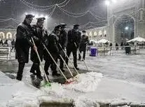 تصاویر جالب از برف‌روبی حرم امام رضا(ع)/ ویدئو