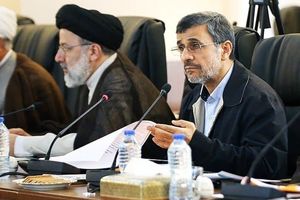 پوپولیسم احمدی نژاد از پول امام زمان گفت و چفیه در گردن کورش/ پوپولیسمِ امروز عکس یادگاری با سیل می گیرد