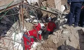 گریه‌ امدادگران هنگام یافتن پیکر نوزاد شش‌ماهه‌ای که توسط ارتش تروریستی آمریکا به شهادت رسید | ببینید