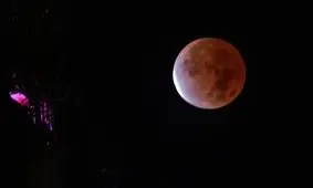 نادرترین خسوف ۷ سال اخیر در آسمان ایران؛ راه شیری در کنار ماه سرخ

