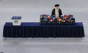 پنجره متفاوتی به حضور رهبر انقلاب در پای صندوق ۱۱۰/ ویدئو
