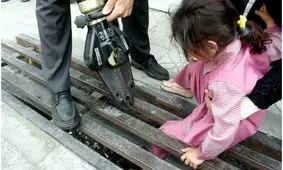 گیر کردن پای دختر بچه ۴ ساله در محافظ فلزی جوی آب