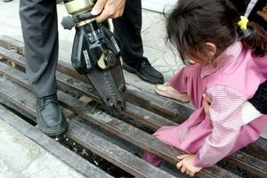 گیر کردن پای دختر بچه ۴ ساله در محافظ فلزی جوی آب