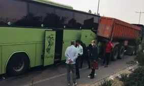 برخورد یک دستگاه اتوبوس با ۱۴ خودرو در خیابان نیاوران