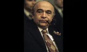 سفر در زمان؛ «امیرعباس هویدا» در نوجوانی و در کنار خانواده اش