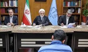آسیب‌شناسی میدانی و سرکشی رئیس دستگاه قضا به جلسه‌ محاکمه‌ چند متهم تراستی/ ترفندهای غیرقانونی بانک‌ها برای پرداخت سودهای مازاد به مشتریان/ برادران متهم بدون توانایی پرداخت پشت اسناد تضمین ۳۰ همتی را امضا کردند و بانک‌ها هم قبول کردند
