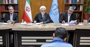آسیب‌شناسی میدانی و سرکشی رئیس دستگاه قضا به جلسه‌ محاکمه‌ چند متهم تراستی/ ترفندهای غیرقانونی بانک‌ها برای پرداخت سودهای مازاد به مشتریان/ برادران متهم بدون توانایی پرداخت پشت اسناد تضمین ۳۰ همتی را امضا کردند و بانک‌ها هم قبول کردند
