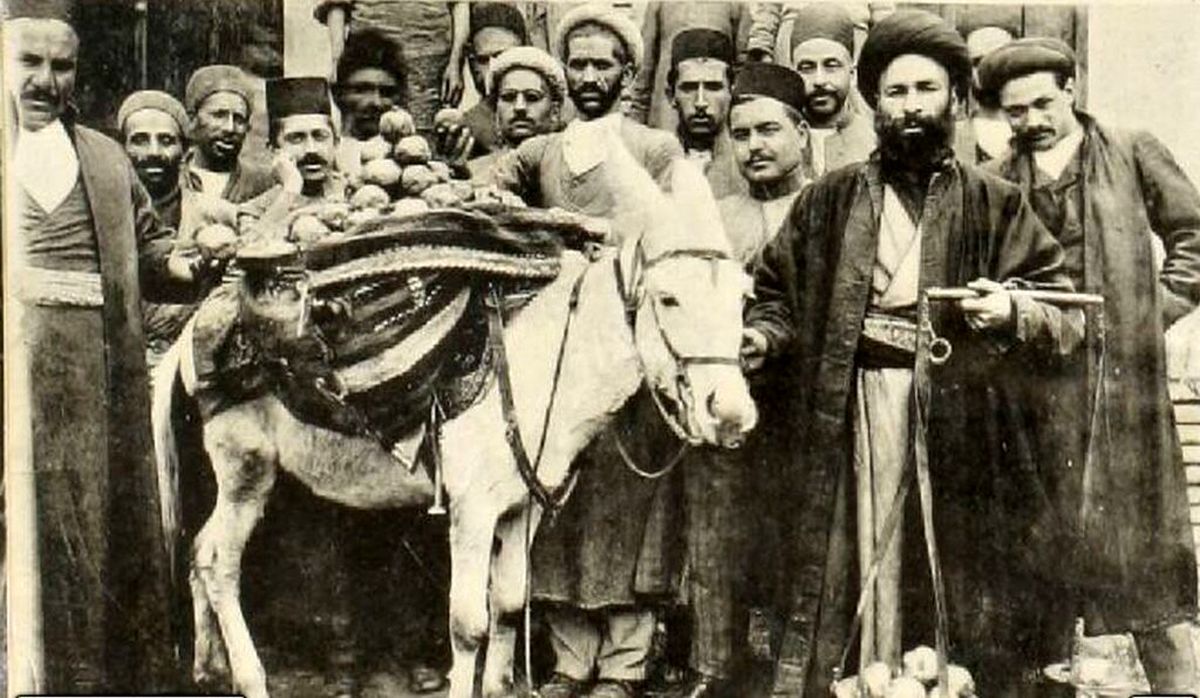 تصاویری نایاب از دوره‌گردان انار فروش در زمان قاجار
