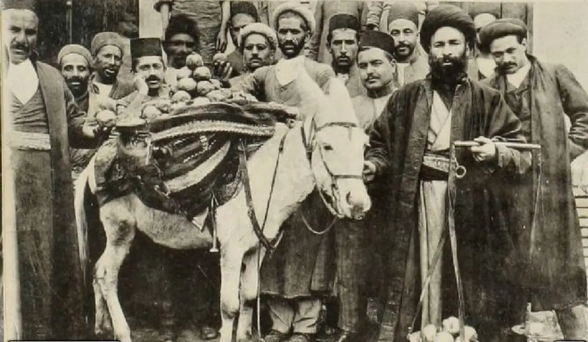 تصاویری نایاب از دوره‌گردان انار فروش در زمان قاجار