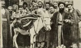 تصاویری نایاب از دوره‌گردان انار فروش در زمان قاجار