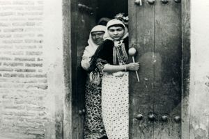 عکس‌هایی با دستخط ناصرالدین‌شاه از زنان دربار قاجار