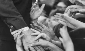 دلیل تاریخی مهمی که دست دادن را به یک رسم جهانی تبدیل کرد