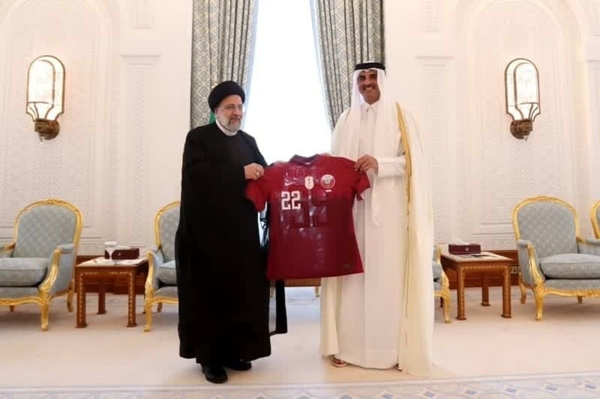 اهدای پیراهن تیم ملی فوتبال قطر به رئیسی/ ویدئو

