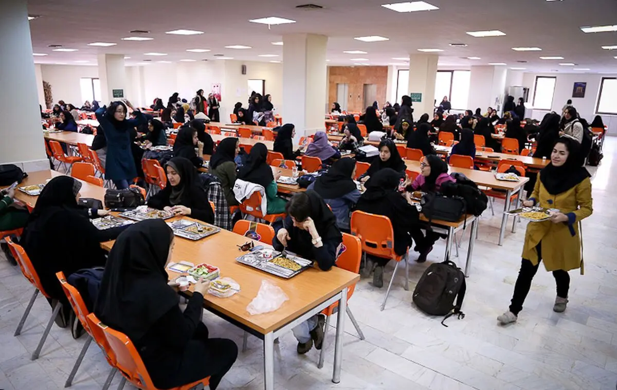 چالش نجف‌زاده با رئیس دانشگاه آزاد؛ چرا دختر و پسر را در سلف جدا می‌کنید؟/ ویدئو