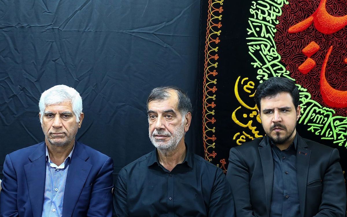 حضور باهنر در منزل حسن روحانی در مراسم عزاداری حضرت اباعبدالله الحسین (ع)