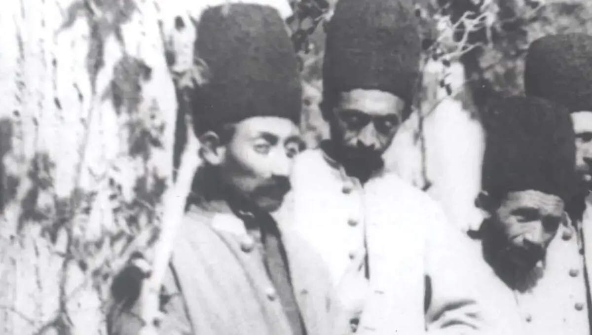 سفر در زمان؛ پرداخت حقوق خدمتکاران در حیاط قصر در دوران ناصرالدین شاه 