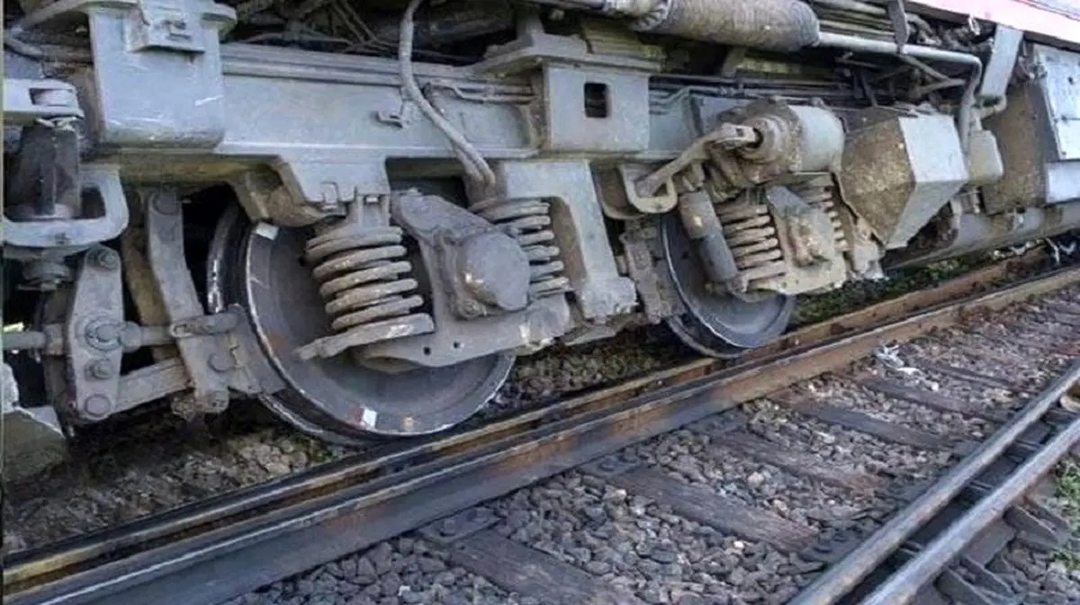 خارج شدن قطار از ریل در ایستگاه هشتگرد/ ویدئو