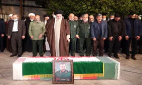 اقامه نماز رهبر انقلاب بر پیکر سردار شهید سید رضی موسوی / در گفتگوی آیت‌الله خامنه‌ای با خانواده شهید چه گذشت؟