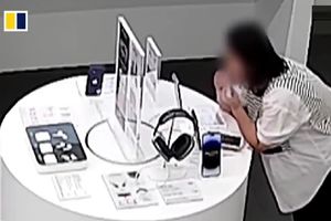 یک زن با کمک دندان‌هایش آیفون ۱۴ را سرقت کرد!/ ویدئو

