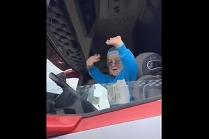 مهارت فوق العاده یک کودک در رانندگی با تریلی/ ویدئو
