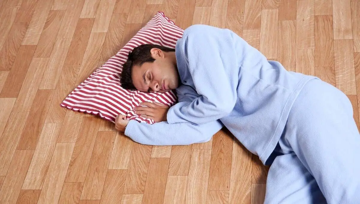چرا نباید همیشه روی زمین خوابید؟