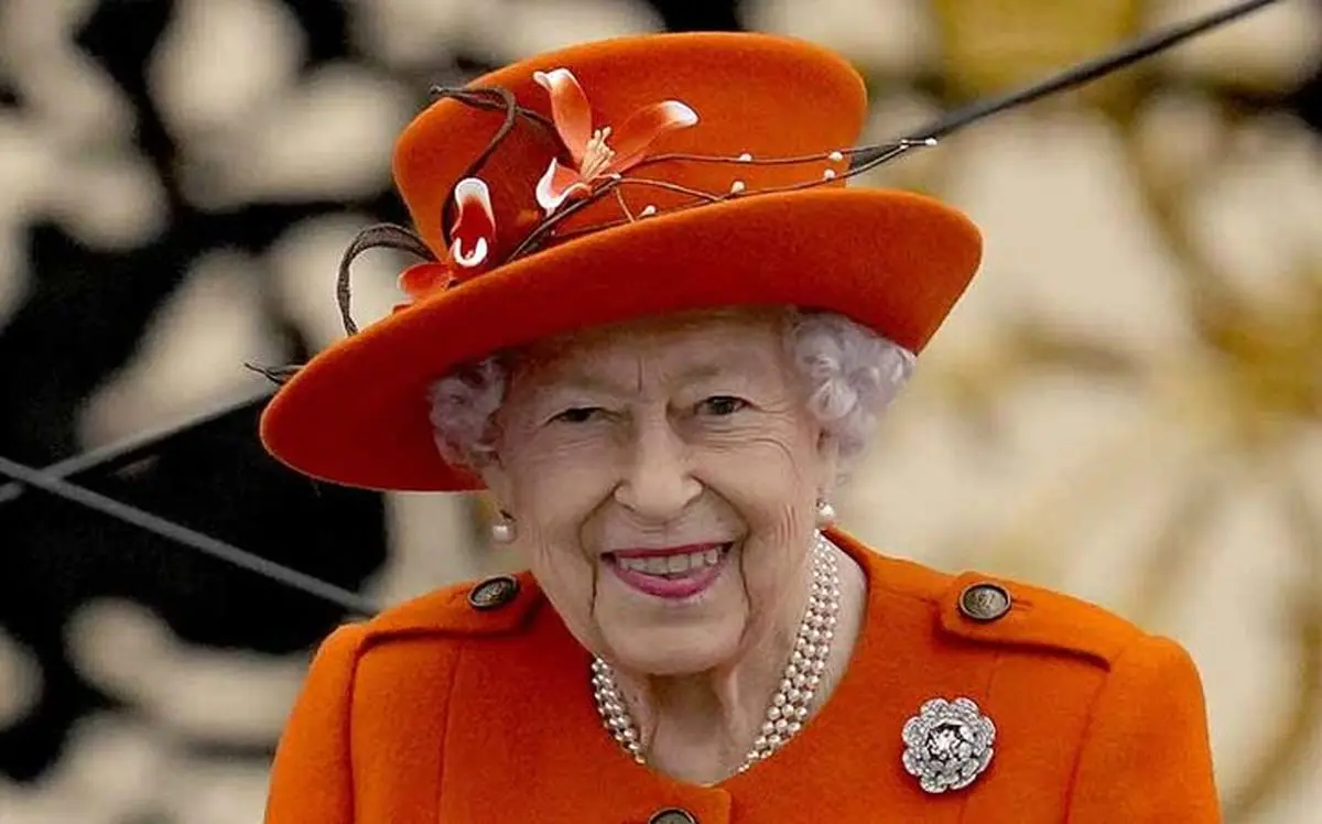 «ملکه الیزابت دوم» در حال مطالعه کتاب در قلعه ویندزور؛ سال ۱۳۱۹