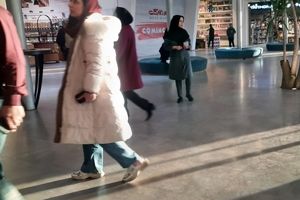 تذکر متفاوت حجاب در مجتمع مهر و ماه قم/ تصویر