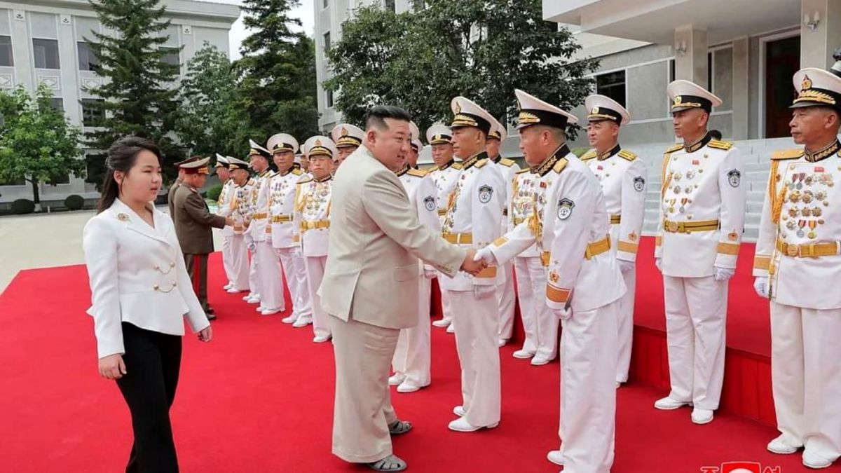 بازدید رهبر کره شمالی و دخترش از مقر نیروی دریایی/ ویدئو