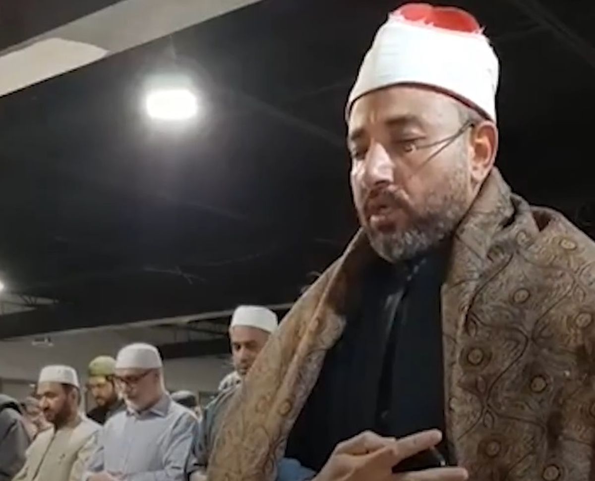  با موبایل کار کردن یک‌ امام جماعت در کانادا در حین نماز/ ویدئو
