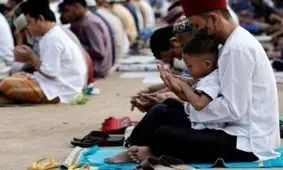 اقامه نماز عید سعید فطر در ورزشگاه اختصاصی یک باشگاه انگلیسی/ ویدئو
